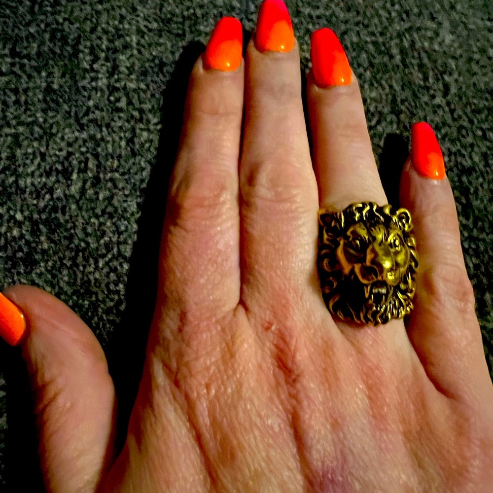 Authentic GUCCi ring! Lion head logo! Rare find. Size Gucci 23.